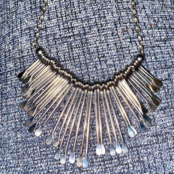 Beautiful SILVER-TONED Necklace - Picture 1 of 4
